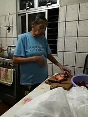 DONA LÍDIA CORTANDO A CARNE EM SUA CASA COM THÁBATTA 15-01-2020 (OSMILTON)