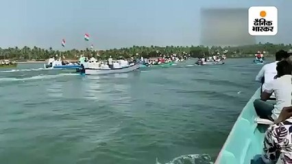 नाव में सीएए-एनआरसी को लेकर प्रदर्शन