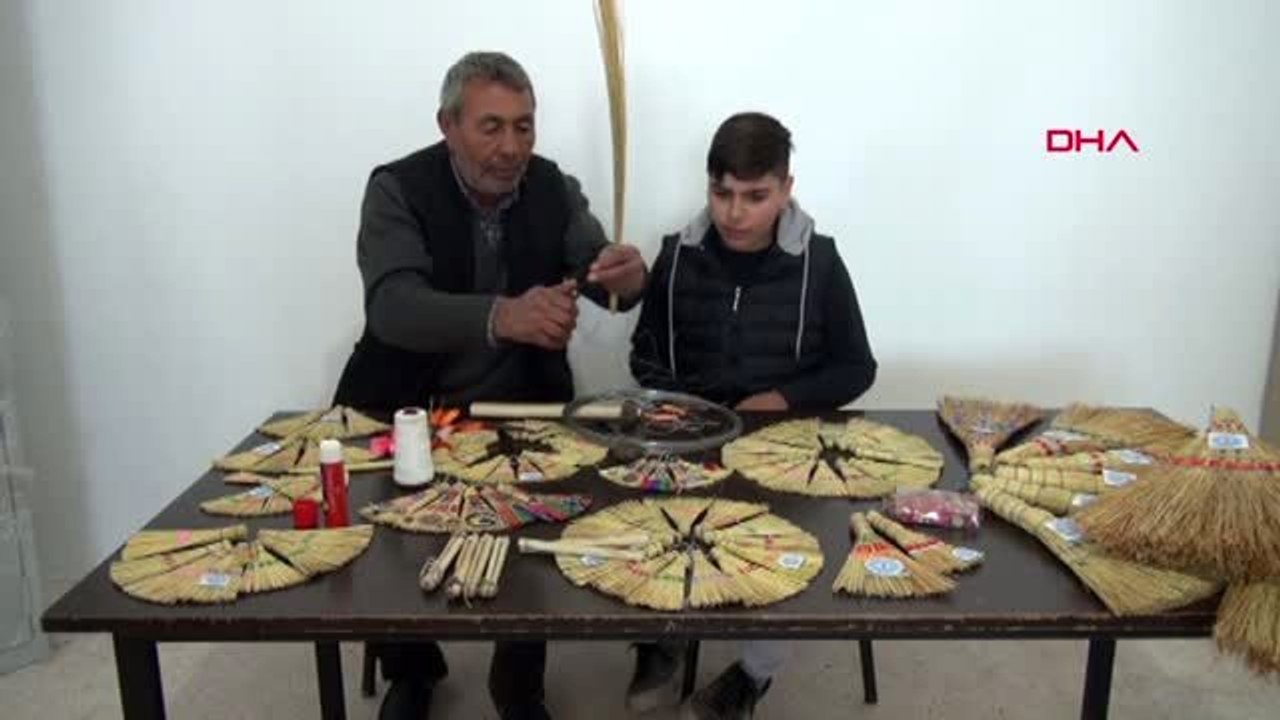 Hatay-bu kursta erkekler süpürge üretiyor, kadınlar süslüyor