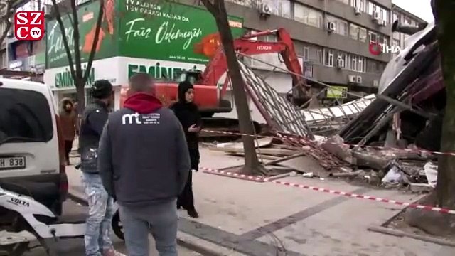 Sakarya'da temel kazısı sırasında kazı alanının yanındaki bina çöktü