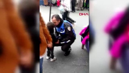 Fatih'te pazarda kaybolan 3 yaşındaki çocuğa montunu giydirdi