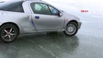 Buz tutan Çıldır gölü üzerinde drift şov
