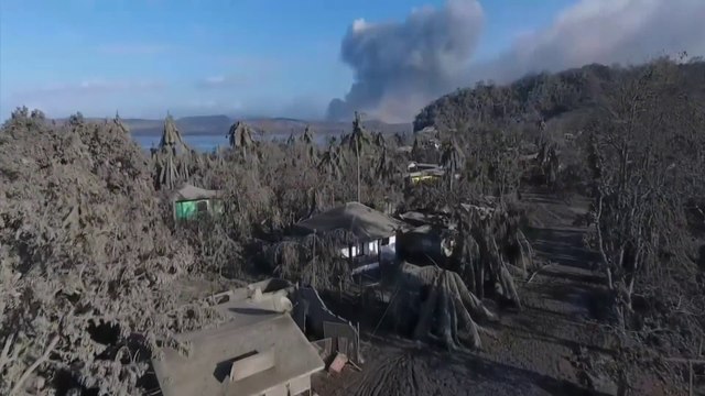 Face au volcan Taal, cette ville a été complètement recouverte de cendres et désertée aux Philippines