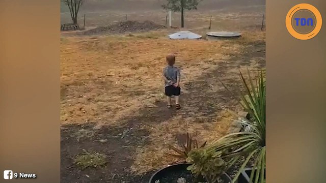 Cet enfant est choqué de voir la pluie pour la première fois depuis très longtemps