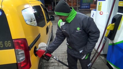 Akaryakıt istasyonunda soğuktan pompalara battaniye örttüler