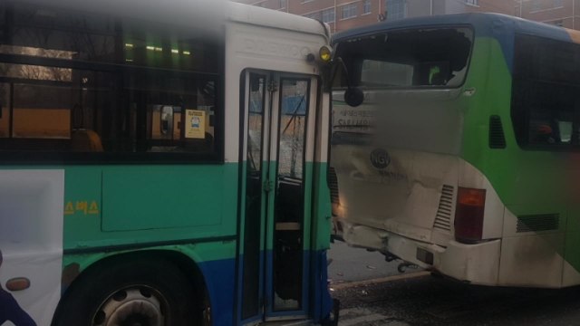 천안에서 시내버스 2대 추돌...24명 부상 / YTN