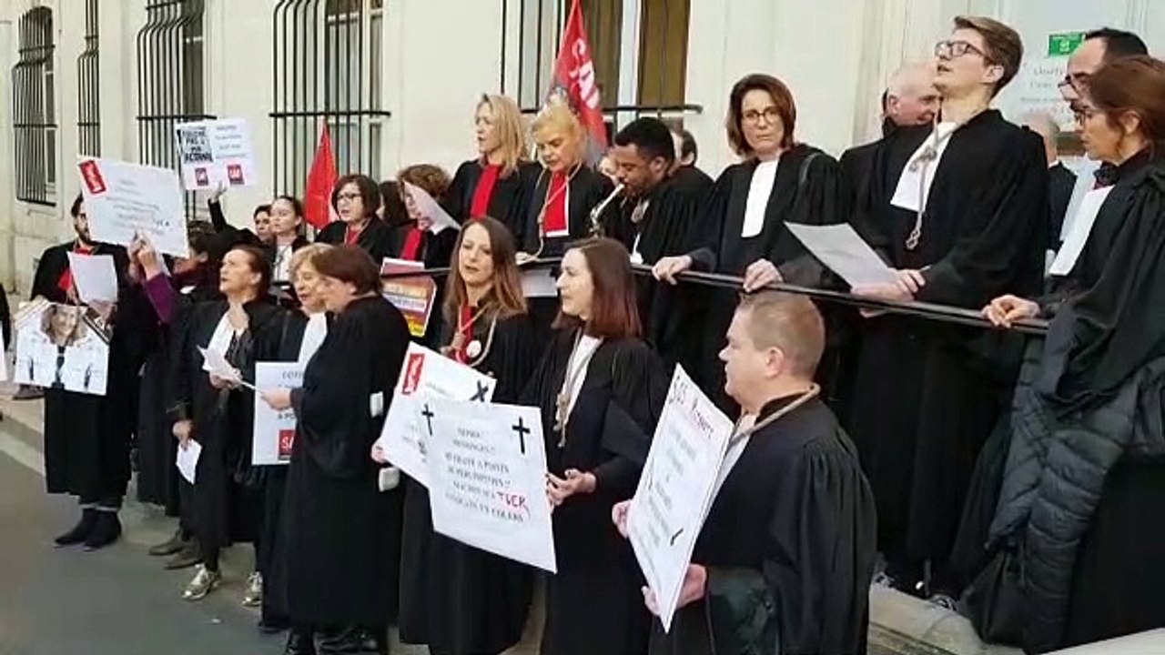 Les avocats en grève à la cour d'appel de Nancy chantent Bella Ciao