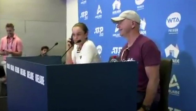 Tennis star Ashleigh Barty answers journalist’s phone call during press conference