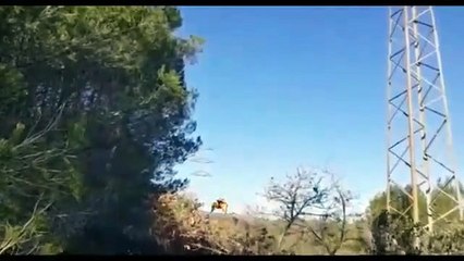 Un comando antiseparatista descuelga símbolos separatistas de unos cables de alto voltaje