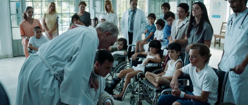 Extrait du film Le Pape François - Le lavement des pieds à l'hôpital pour enfants