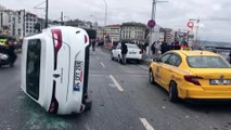 Galata Köprüsü'nde seyir halindeki otomobil ticari taksiye çarparak yan yattı