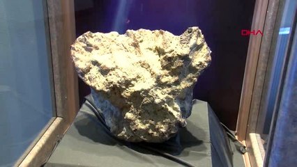 Çorum tarlada bulunup, banka kasasında saklanan gök taşı, müzede sergileniyor