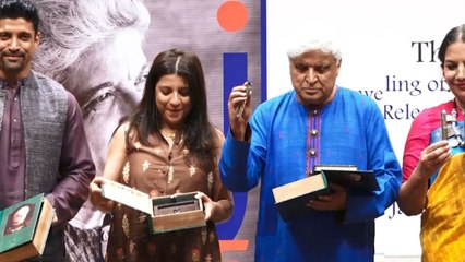 Скачать видео: Farhan-Shibani, Zoya Akhtar, Shabana Azmi and others attend The world of Javed Akhtar exhibition