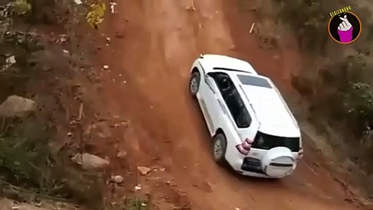 Mustahil Bro! Mobil Keluarga Bisa Memanjat Tebing Yang Curam Seperti Ini?