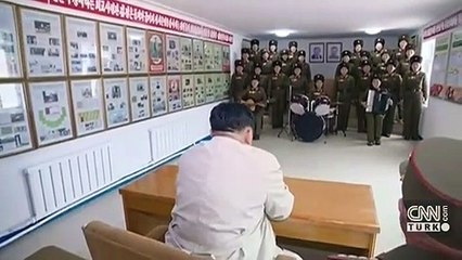Kadın askerlerden Kim Jong-un'a sevgi gösterisi