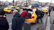 Galata Köprüsü üzerinde otomobil yan yattı