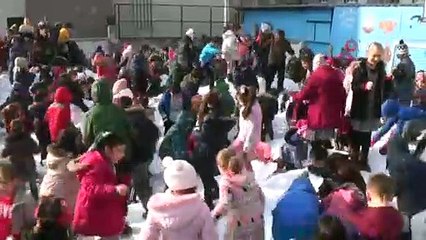 İnegöllüler kara hasret kaldı, yüksek kesimlerden kamyonla kar getirdiler