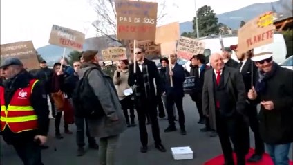 Ils manifestent déguisés en patron devant le Medef Savoie