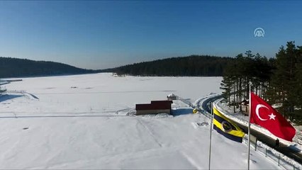 Topuk Yaylası'ndaki göletin yüzeyi buz tuttu - DÜZCE