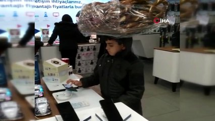 Çocukluğunu yaşayamayan simitçi çocuğun bu görüntüleri yürek burktu