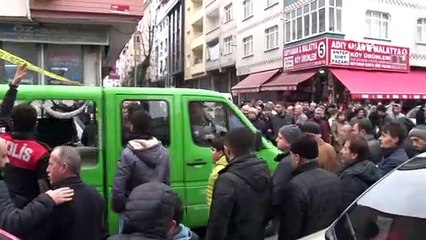 Gaziosmanpaşa’da annesinin elinden fırlayan çocuk tırın altında kaldı