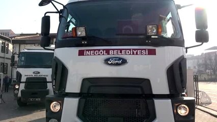 Belediye üç kamyon kar getirdi, öğrenciler okul bahçesinde oynadı
