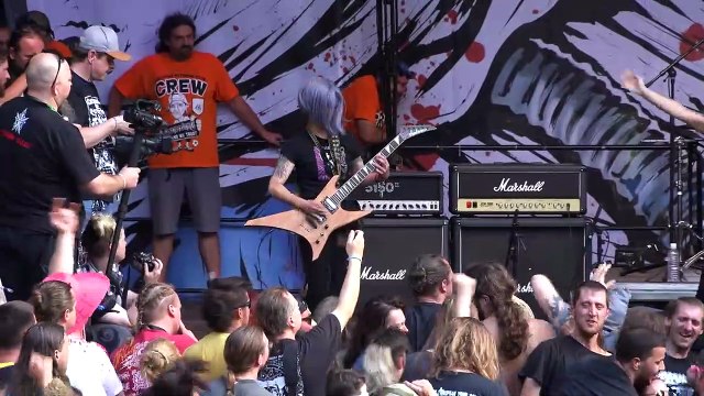 Ecoutez la voix de cette chanteuse... elle hurle comme dans une grotte !