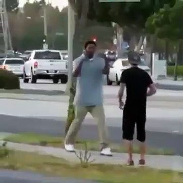 Un gars se met à nu pour un duel et fait fuir son adversaire.