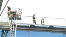 Bomberos Alicante seguirán extinguiendo el fuego del aeropuerto