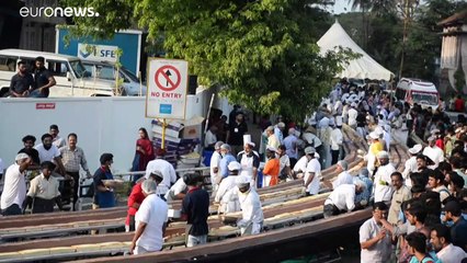 شاهد: خبازون هنود يصنعون أطول كعكة في العالم