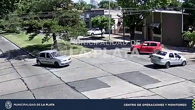 VIDEO.- Así chocaron dos autos en la esquina de 19 y 69