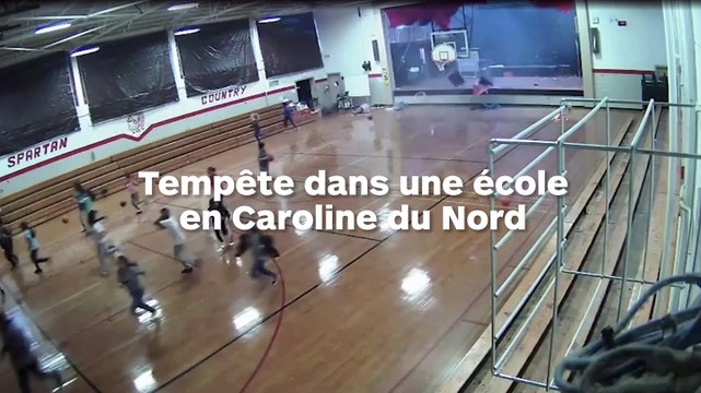 Une tempête explose tout dans une école et les élèves prennent la fuite