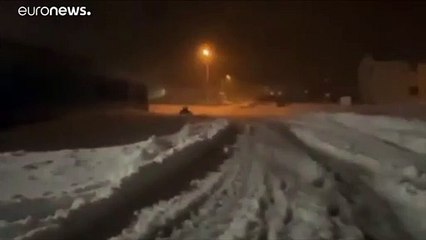 شاهد: إنقاذ فتاة غمرتها الثلوج إثر انهيارات جليدية ضربت أيسلندا