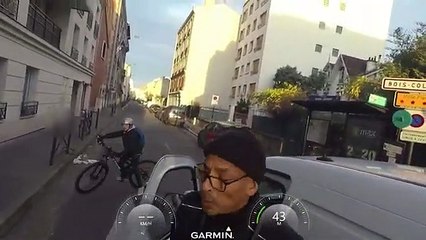 Un enfant intervient pendant une grosse dispute entre un conducteur et un cycliste... Pas commode le jeune