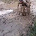Ces gamins ont trouvé un jeu très amusant : sauter tête la première dans la boue