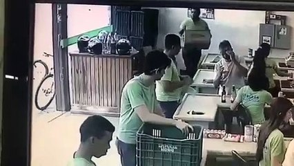 Ladrão é ignorado por toda a gente e acaba por ir embora... sem nada!