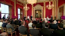 El príncipe Enrique reaparece en público tras sacudir la monarquía británica
