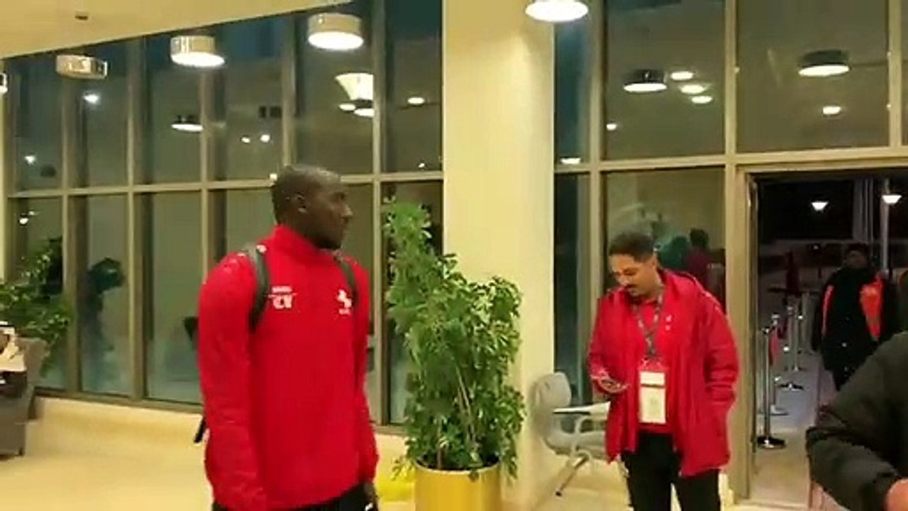 غوميز هدّاف الهلال يقدم تشيريته الخاص لمدافع الاتفاق بعد المباراة  الهلال الاتفاق كاس خادم الحرمين الشريفين @a alshniber