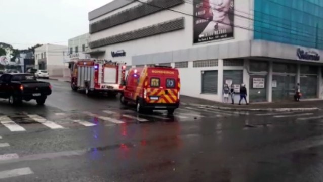 Ocupante de moto fica ferida em colisão contra caminhonete na Avenida Carlos Gomes
