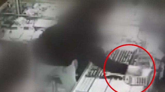 [영상] CCTV에 포착된 뻔뻔한 금은방 절도... 10대 추정 / YTN