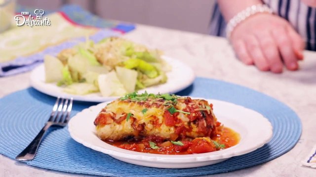 Pechugas de pollo rellenas de champiñones en salsa marinara y ¡gratinadas!
