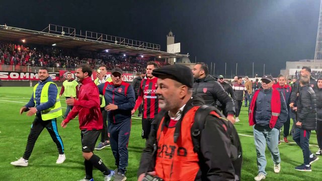 La communion entre les joueurs et supporters de l'USMA après la victoire face à la JSK (1-0) !