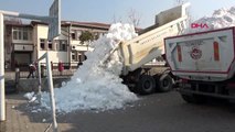 Bursa inegöl'de karla oynamak isteyen öğrenciler için okul bahçesine 2 kamyon kar getirildi