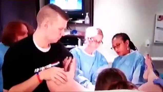 Un homme s’évanouit pendant l’accouchement de sa femme