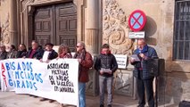 Víctimas de abusos en la Iglesia protestan frente al Arzobispado de Pamplona