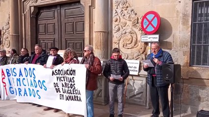 Скачать видео: Víctimas de abusos en la Iglesia protestan frente al Arzobispado de Pamplona