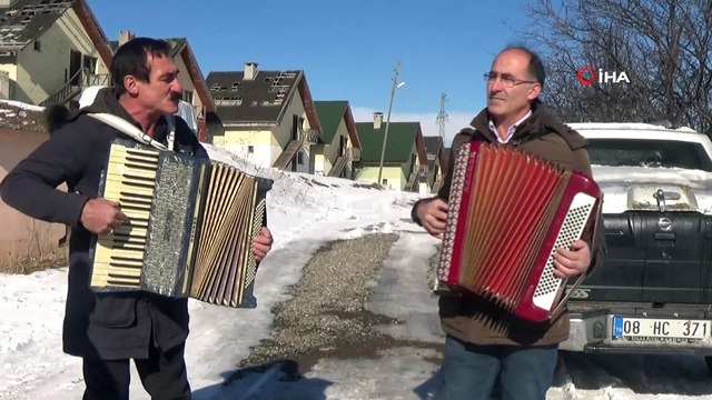 Tahta kızak yarışları renkli görüntülere sahne oldu