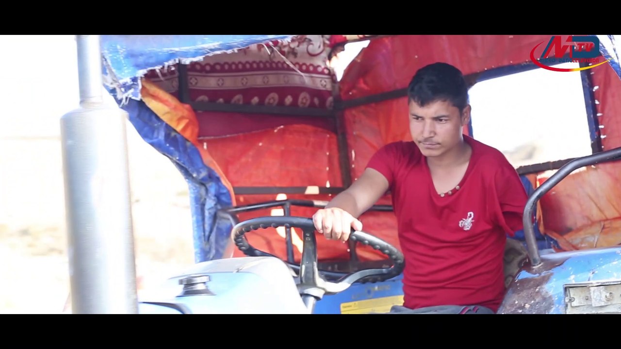 एक हातले ट्याक्टर चलाउने व्यक्ति, ट्याक्टरले नै हात खाइदियो, यसरी चलाउछन ट्याक्टर, Indra Dangi