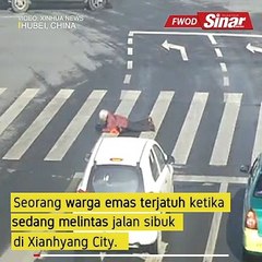 Скачать видео: Lelaki bantu warga emas jatuh ketika melintas