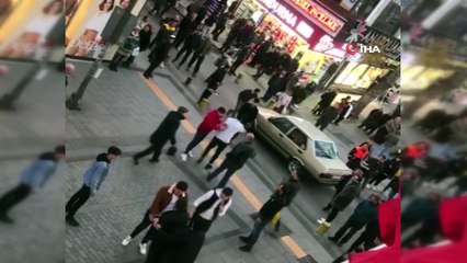 Pendik’te sokak ortasında tekmeli yumruklu kavga kamerada